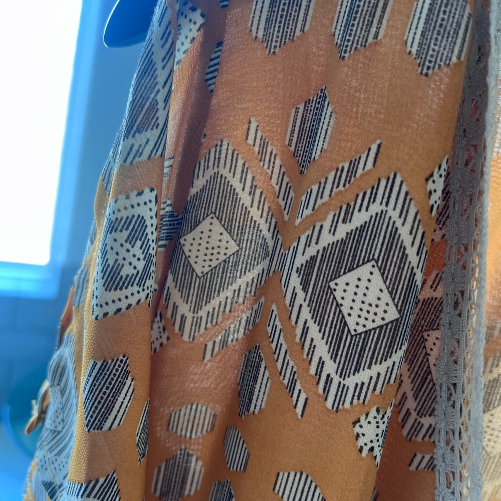Geometric Patterned V-Neck Top - Picture 5 of 5